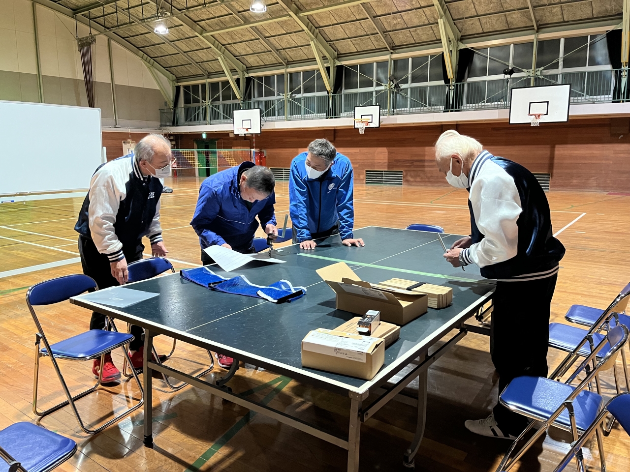 まずは卓球台の準備から