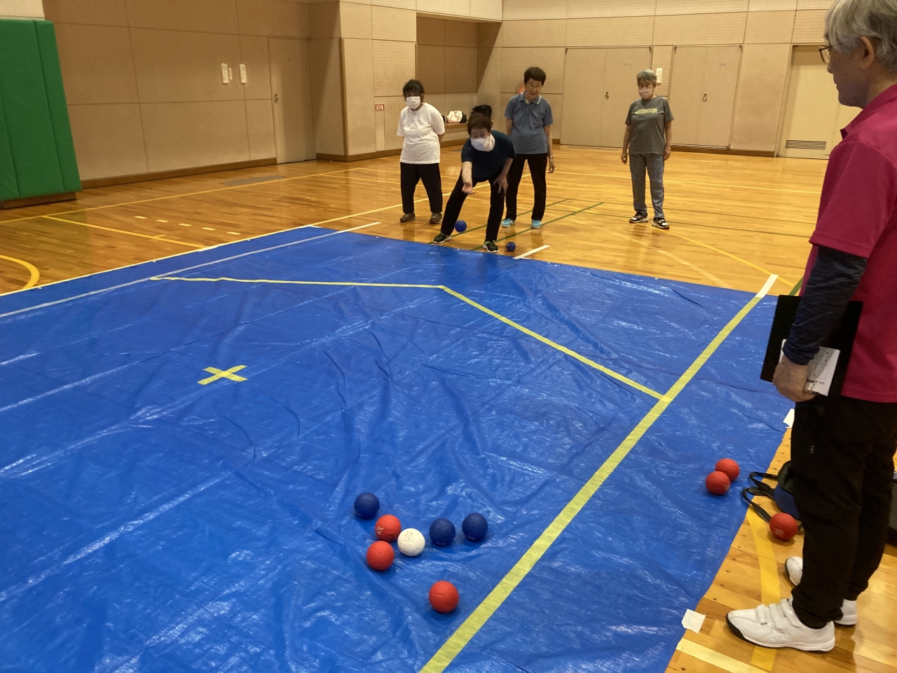 ボッチャ体験　白熱してます