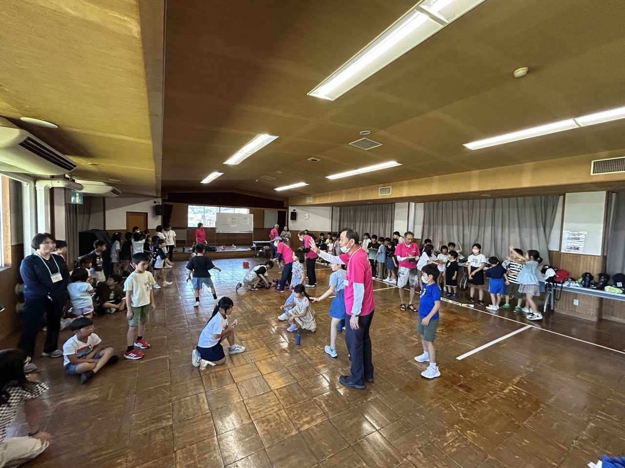 さあ始まりました　４コートに分かれて開始です