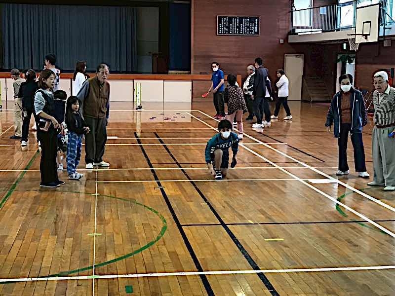 慎重にディスクを投げます