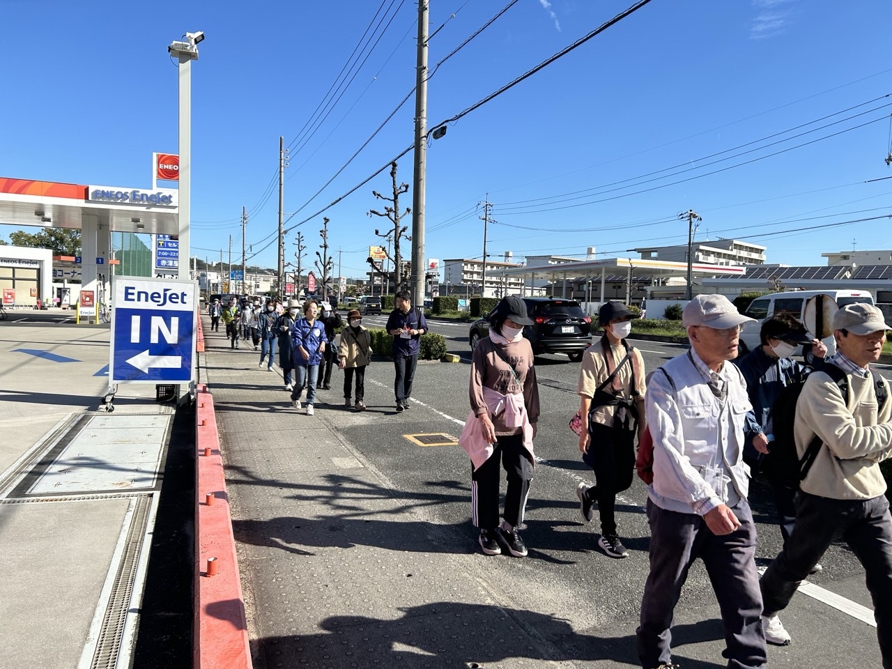 歩き始めて少し経つとだいぶ身体が温まり上着を脱ぐ方もちらほら