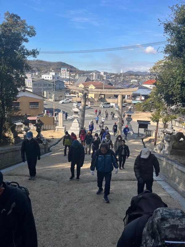 鴻八幡宮の坂道です