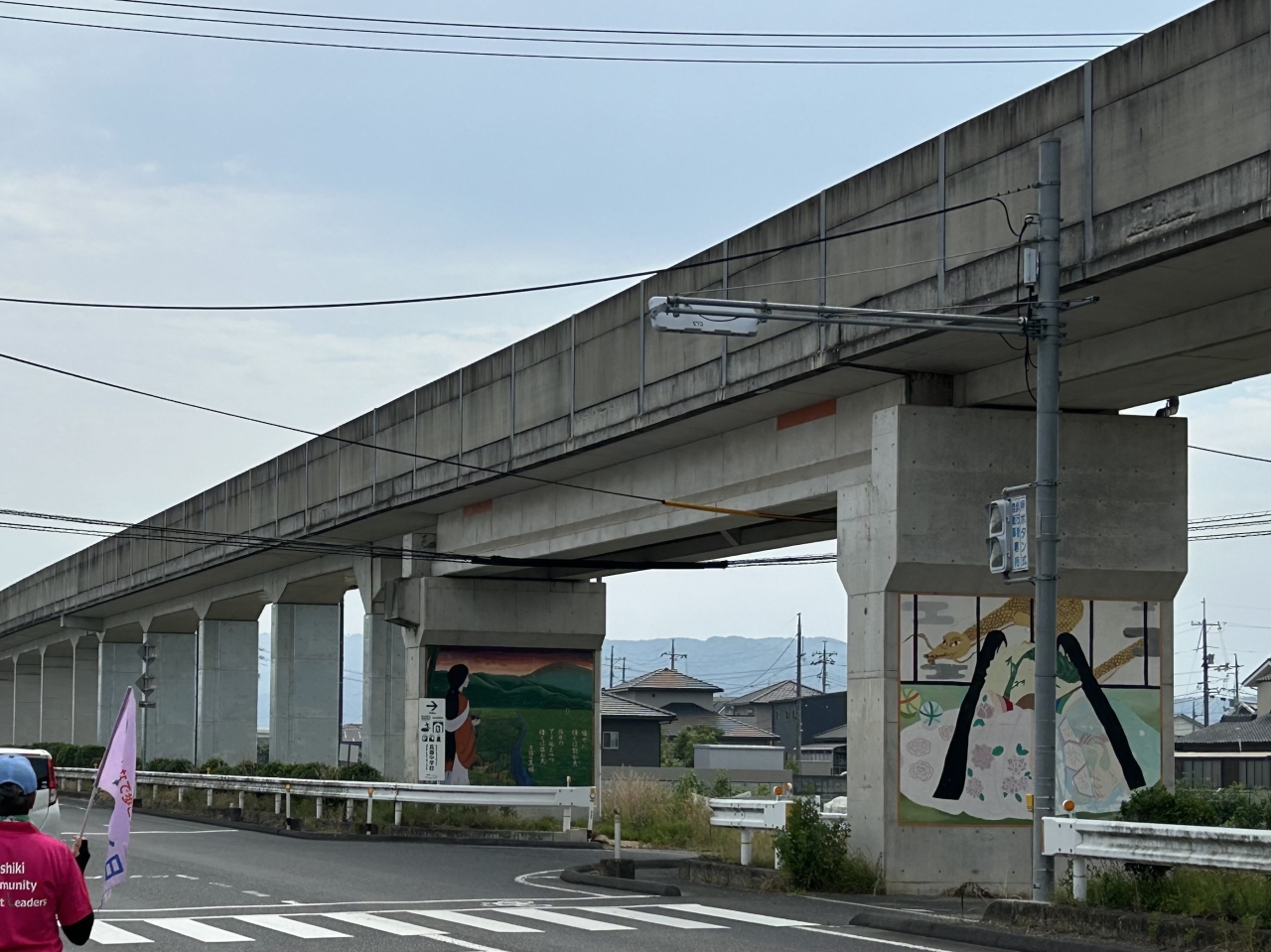 井原線の橋脚にある「町内中学生による壁画」とオレンジライン【小田川の堤防の高さ】