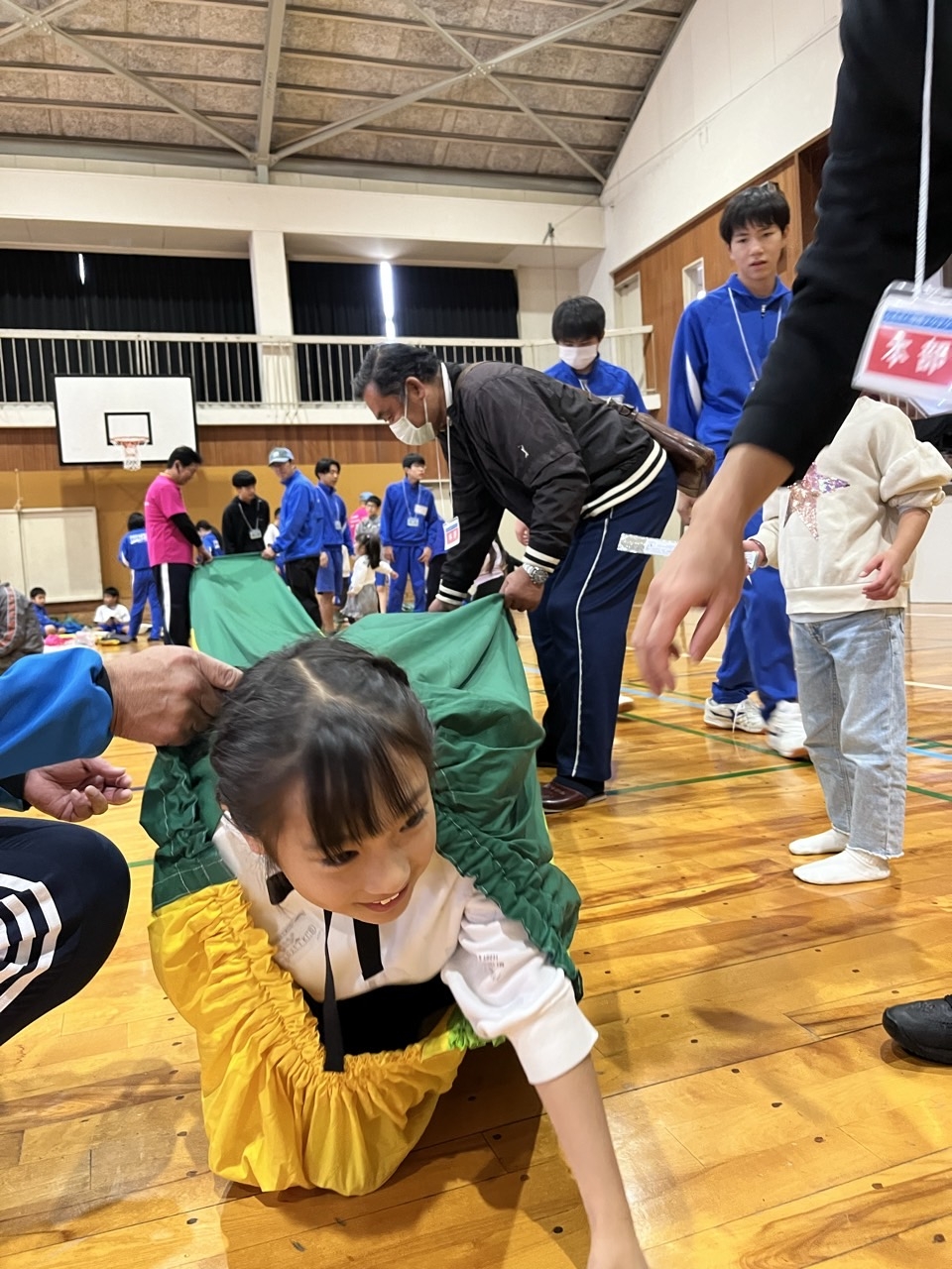 狭くて長いトンネルをくぐり抜けて脱出成功！